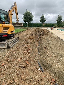 Scavo per tubo irrigazione per zone fronte piscina